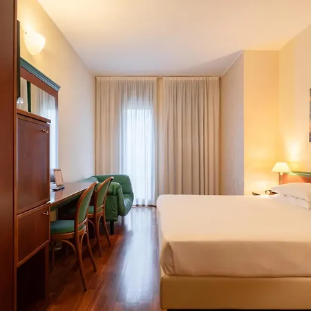 拉斐尔酒店 4* 米兰